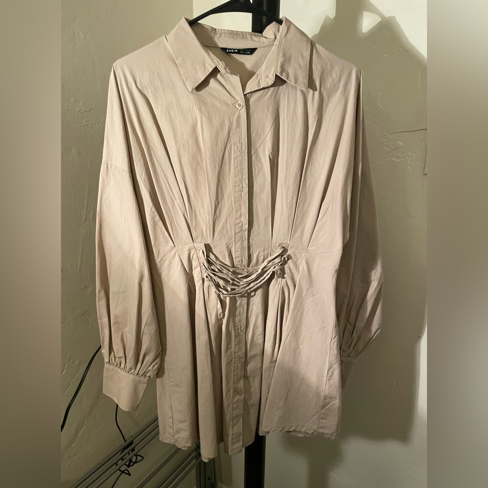 Long sleeve shirt, with cris cross tie at the front